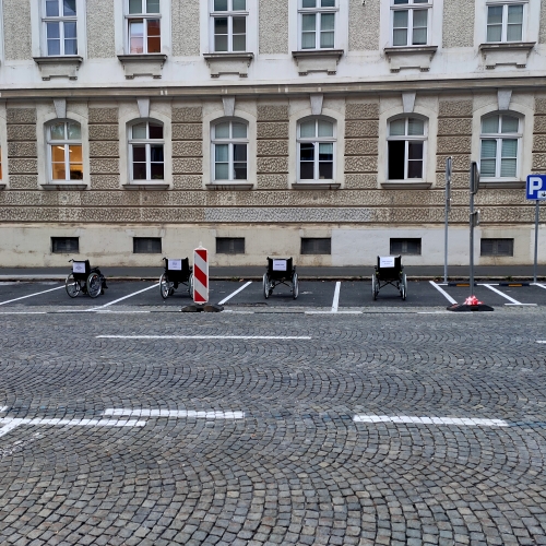 Invaliski vozički postavljeni na parkirnih mestih pred Mestno občino Maribor